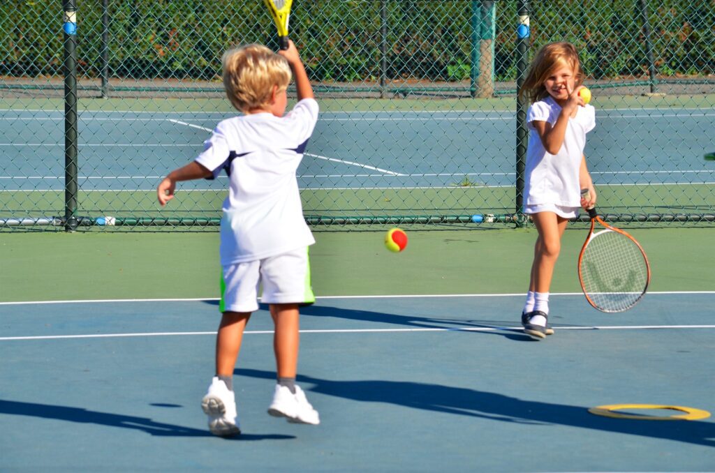 le service au tennis chez l'enfant